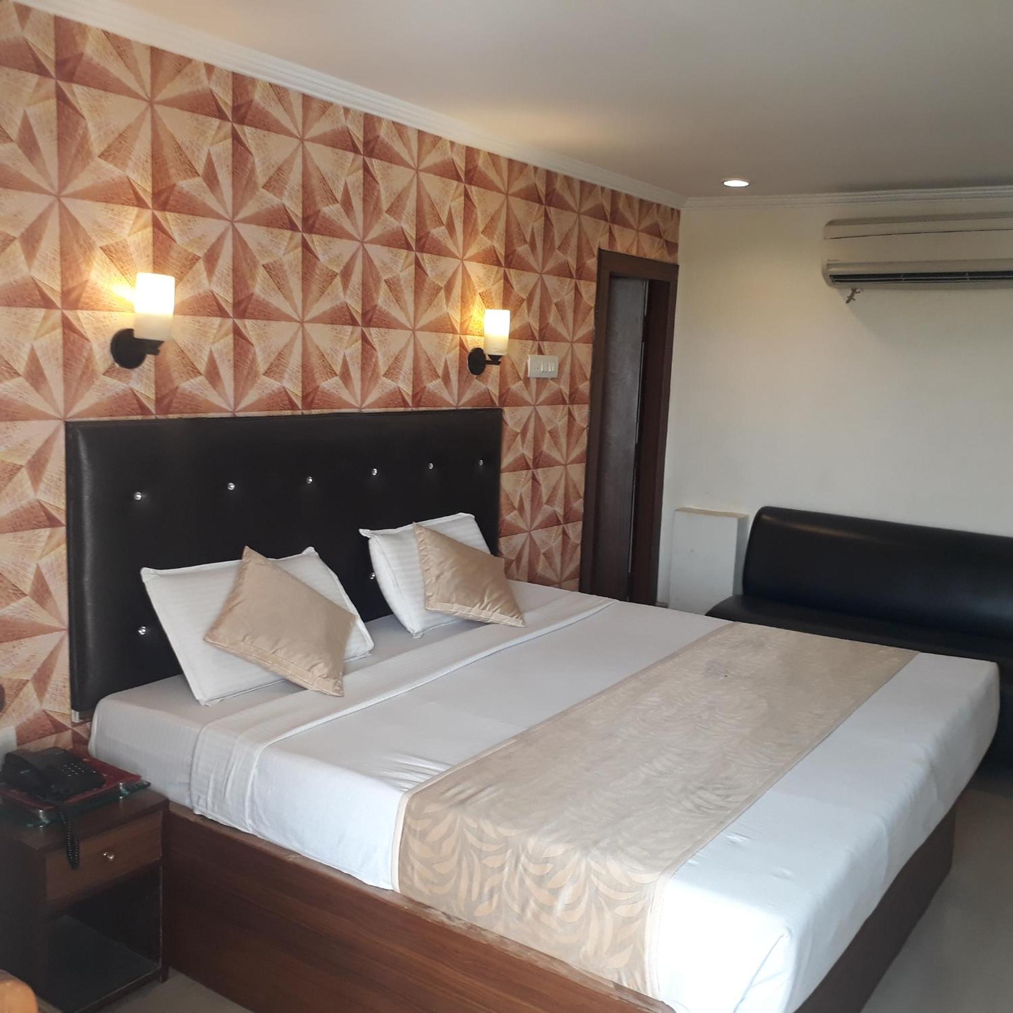 Hotel Ur อัลลอฮาบาด ภายนอก รูปภาพ
