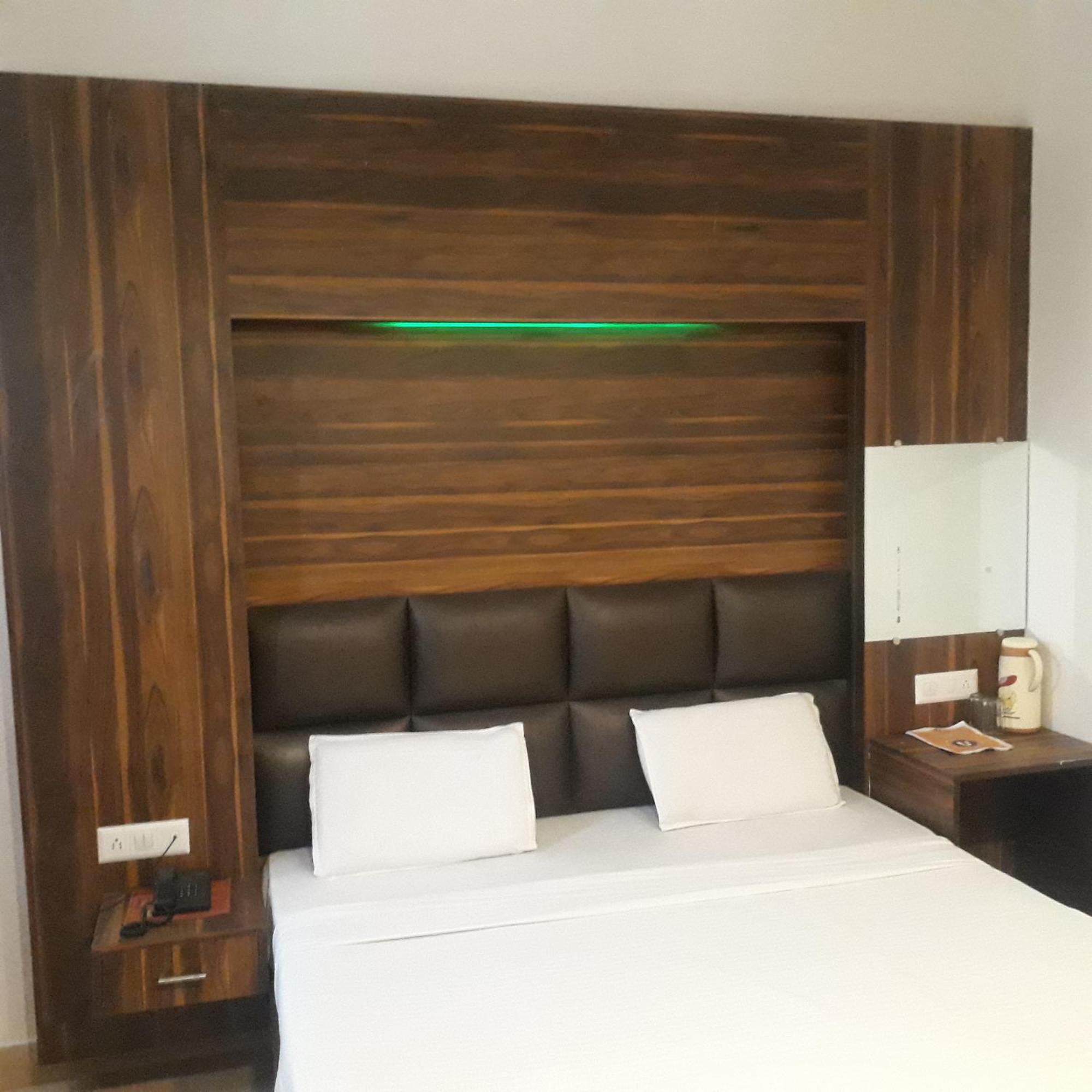 Hotel Ur อัลลอฮาบาด ภายนอก รูปภาพ