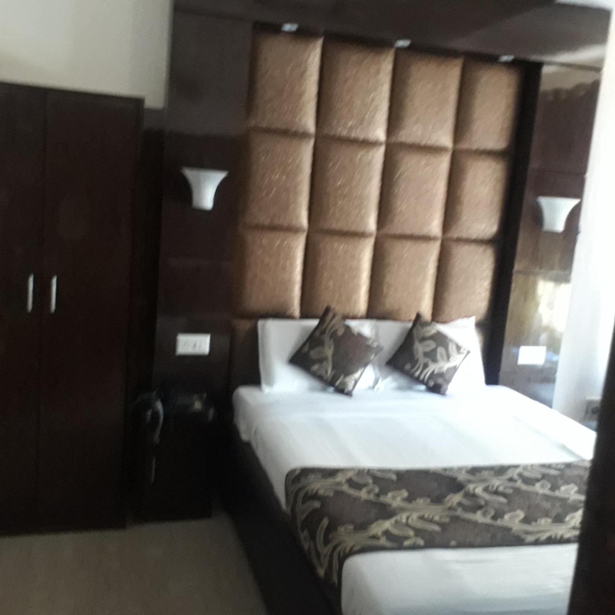 Hotel Ur อัลลอฮาบาด ภายนอก รูปภาพ