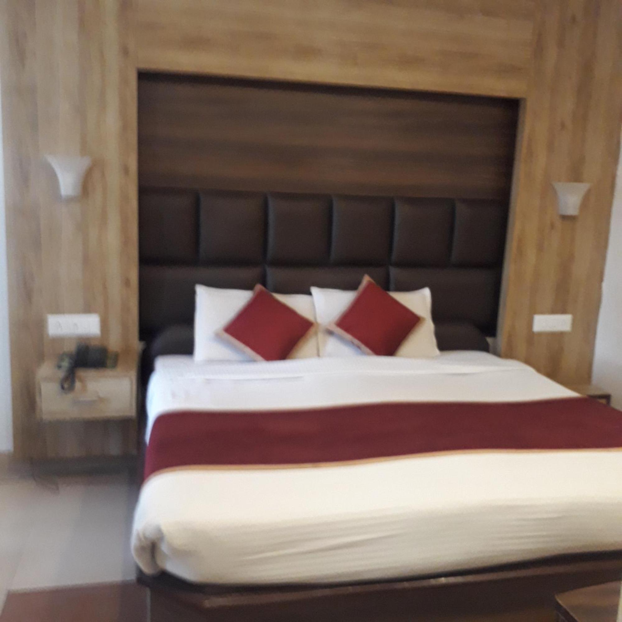 Hotel Ur อัลลอฮาบาด ภายนอก รูปภาพ