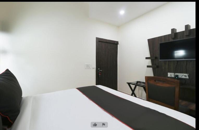 Hotel Ur อัลลอฮาบาด ภายนอก รูปภาพ